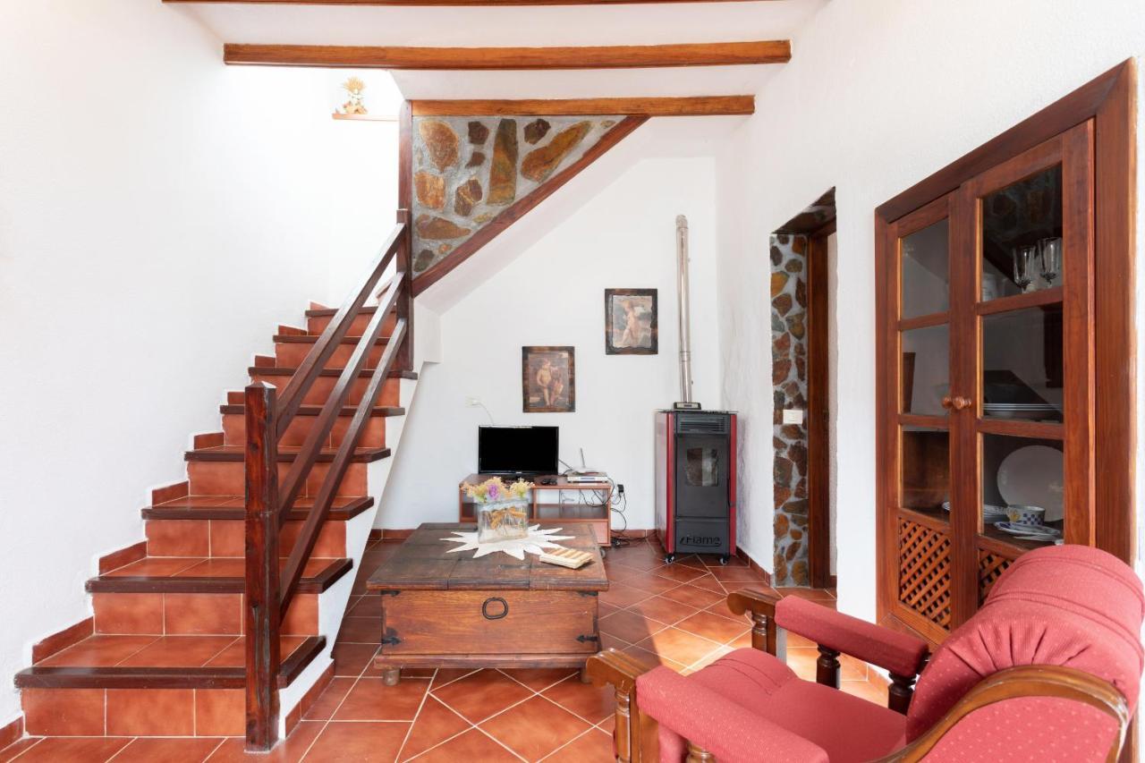 Finca El Poleo with Pool And Sea View