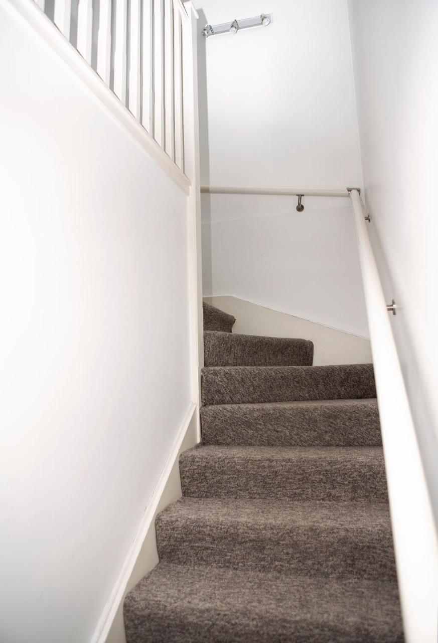 Apt 3, Trafalgar Sq Duplex, 3rd & 4th Floor by Indigo Flats 1