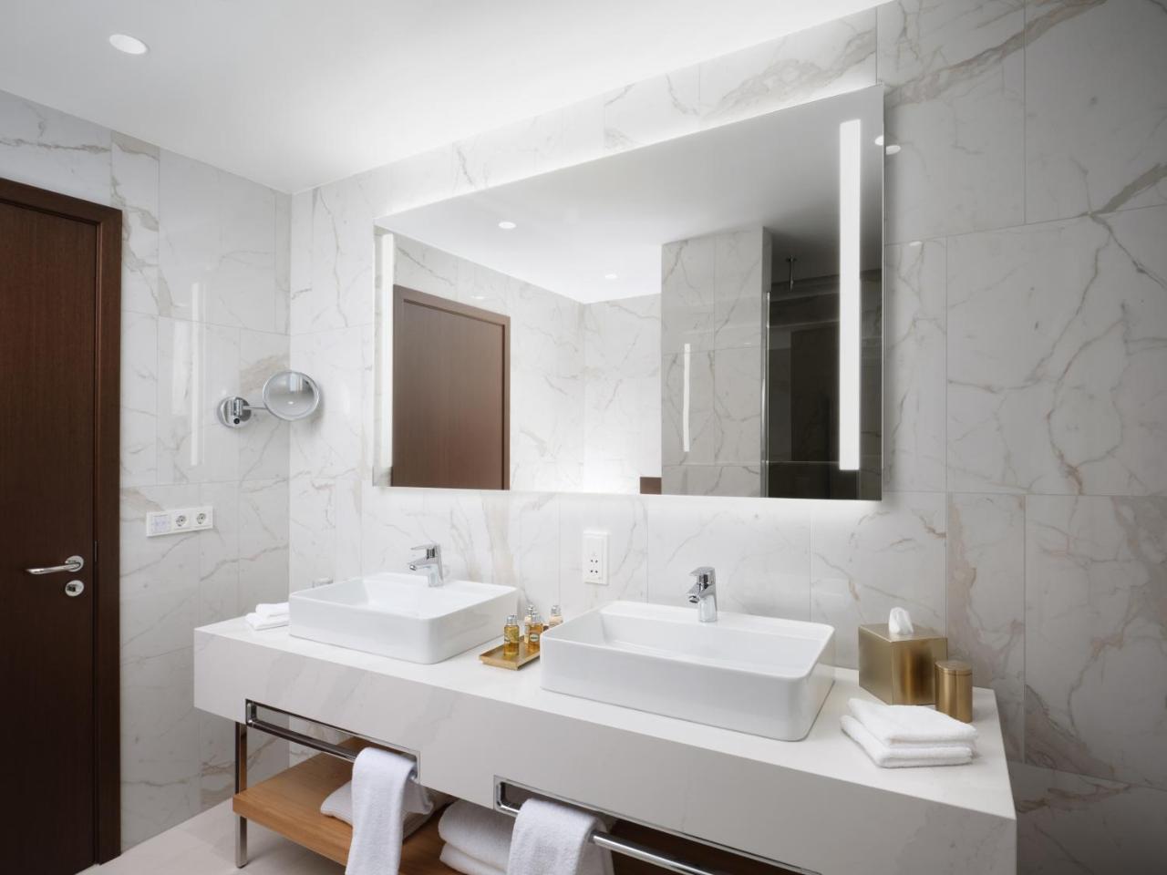 Iceland Parliament Hotel, Curio Collection by Hilton 2