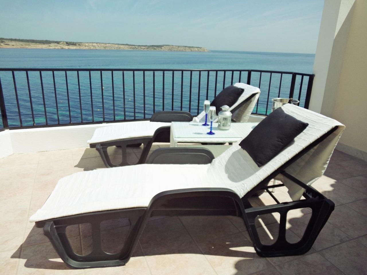 Seafront Apartment Terrace, Lounger & Panoramic Ocean Views 2