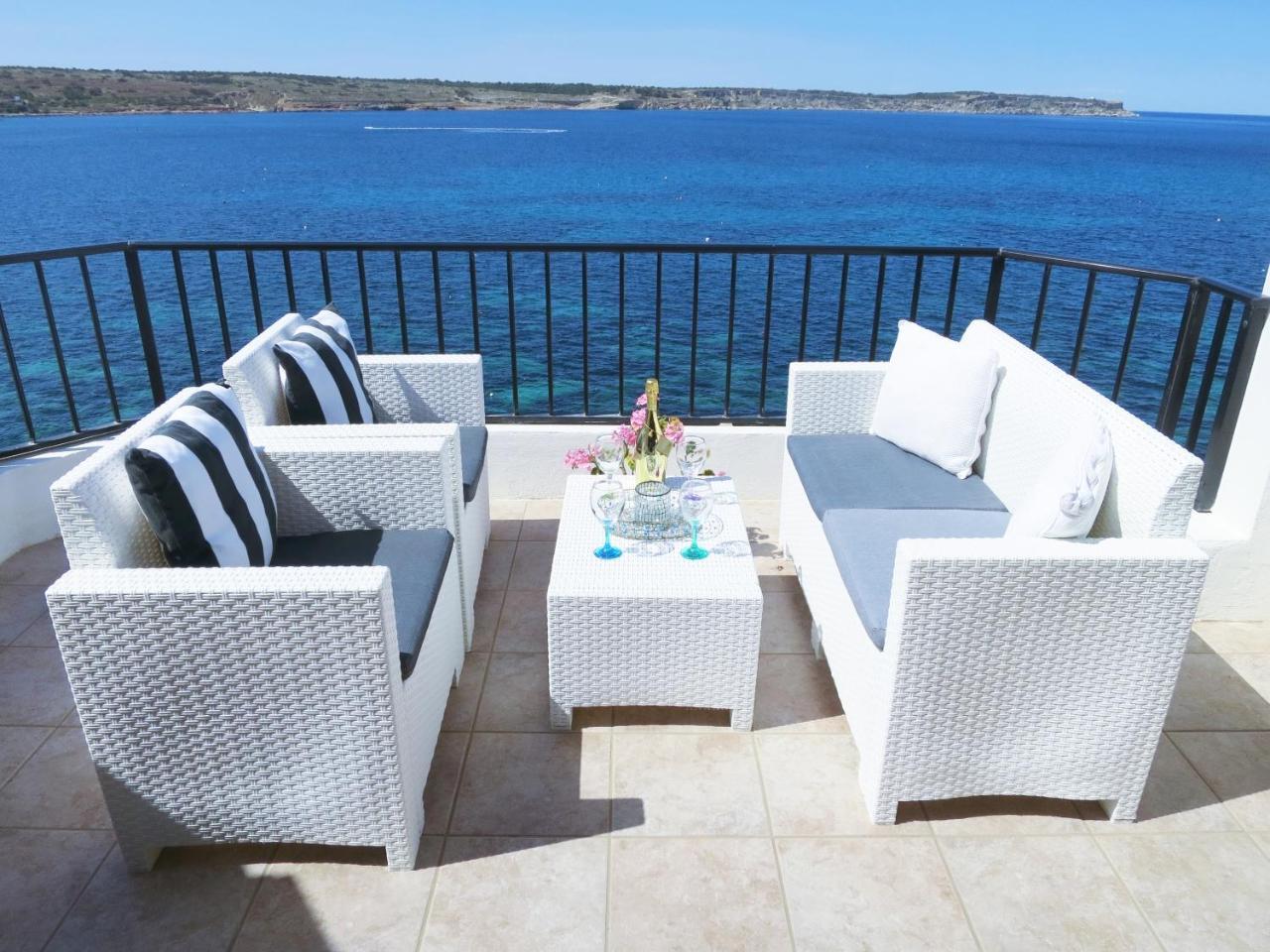 Seafront Apartment Terrace, Lounger & Panoramic Ocean Views 1