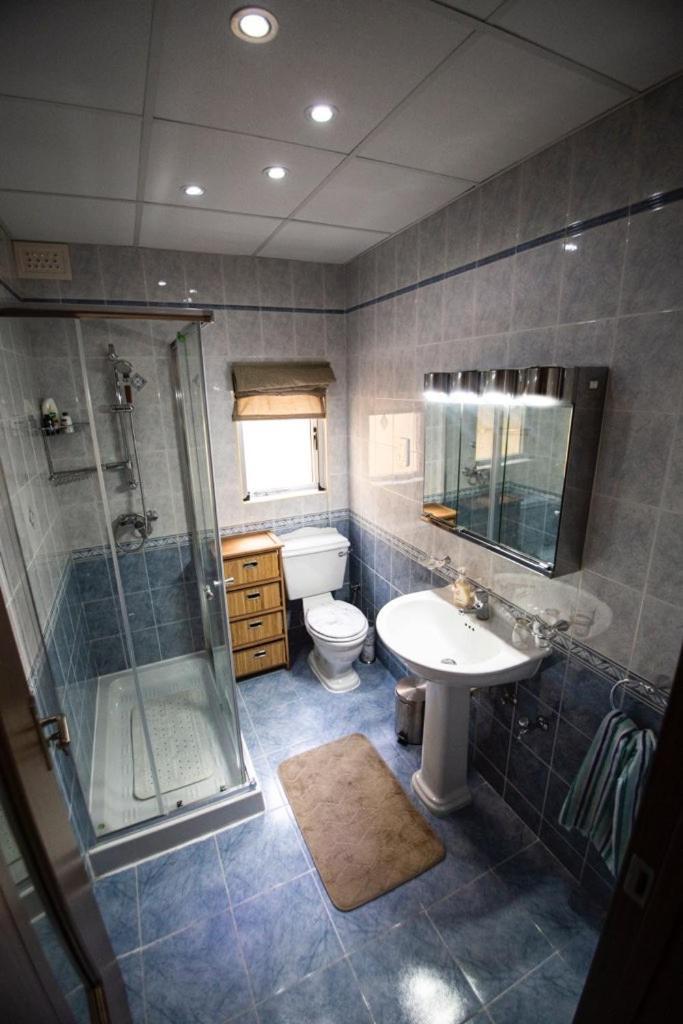 Apartment 5 Mins Away From the Beach. 1