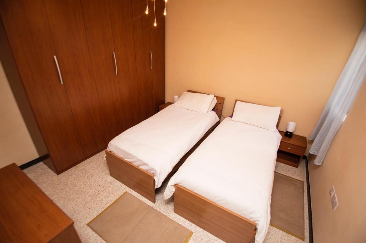 Apartment 5 Mins Away From the Beach. 2