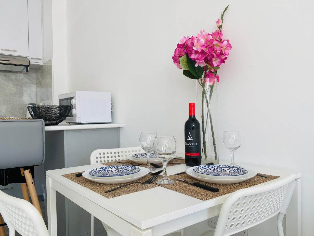 Pink Flamingo 1-Br Apartment in Larnaca 2