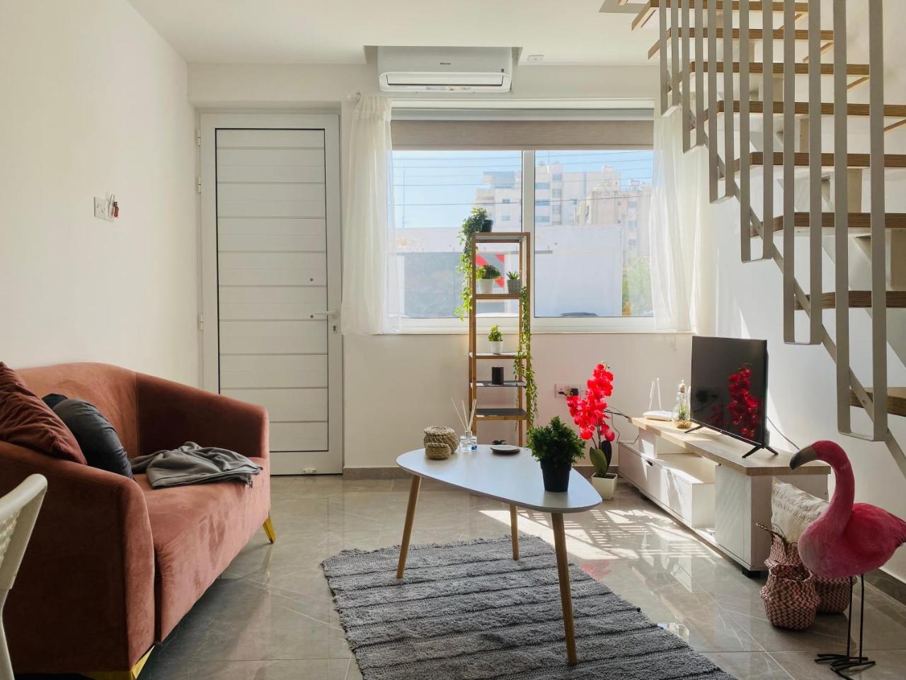 Pink Flamingo 1-Br Apartment in Larnaca