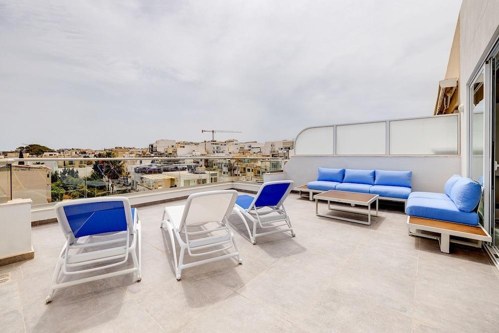 Fabulous Penthouse Close To St George's Bay 1
