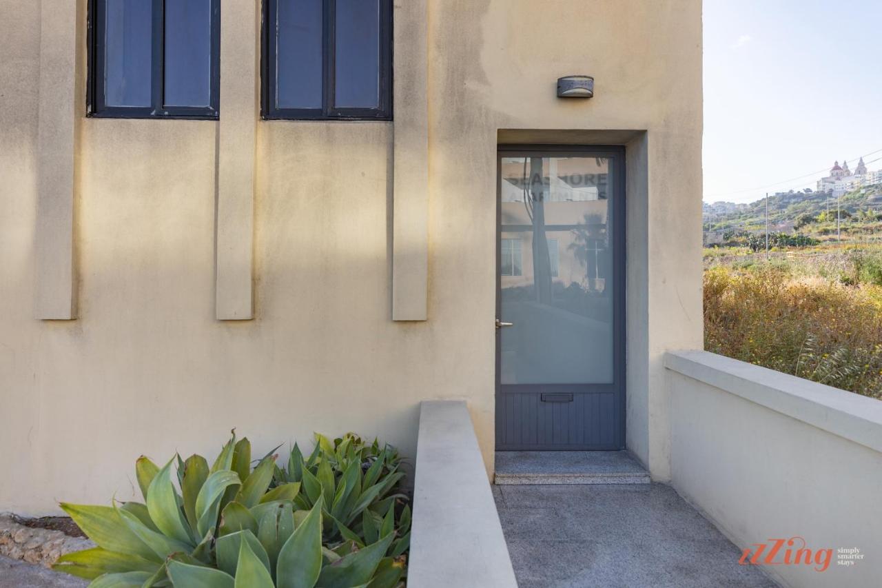 Seafront 2 Bedroom Apartment Overlooking Bay 1