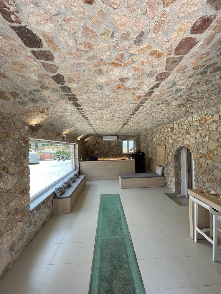 Aelia Luxury Suites 2