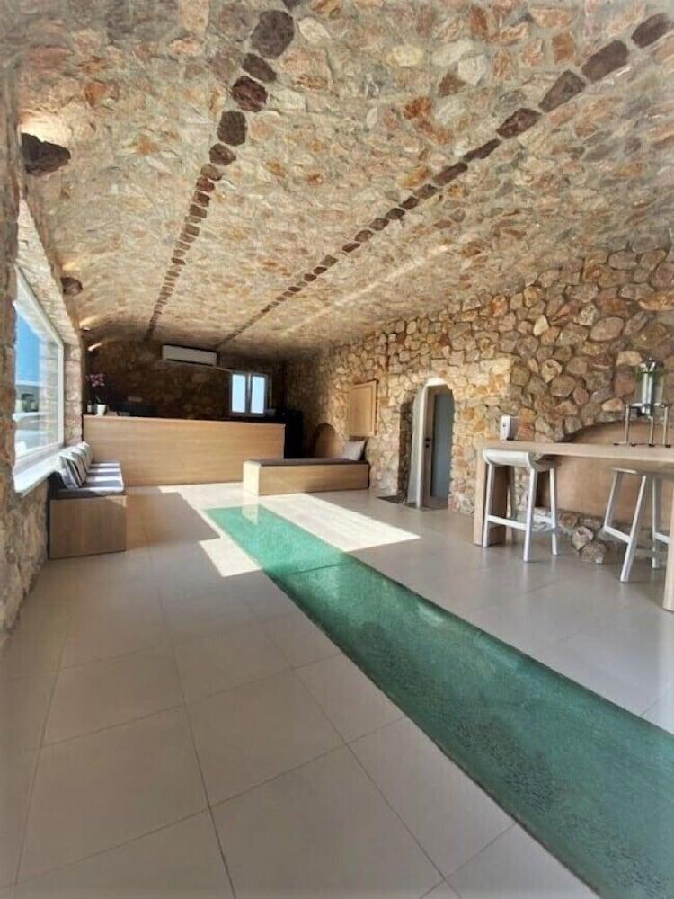 Aelia Luxury Suites 1