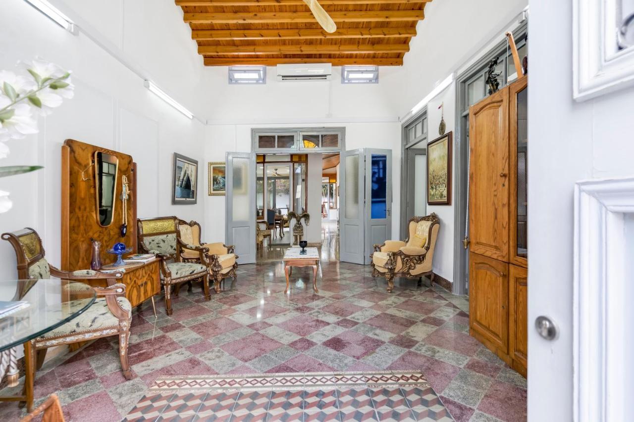 To Hani - Large Traditional House 1