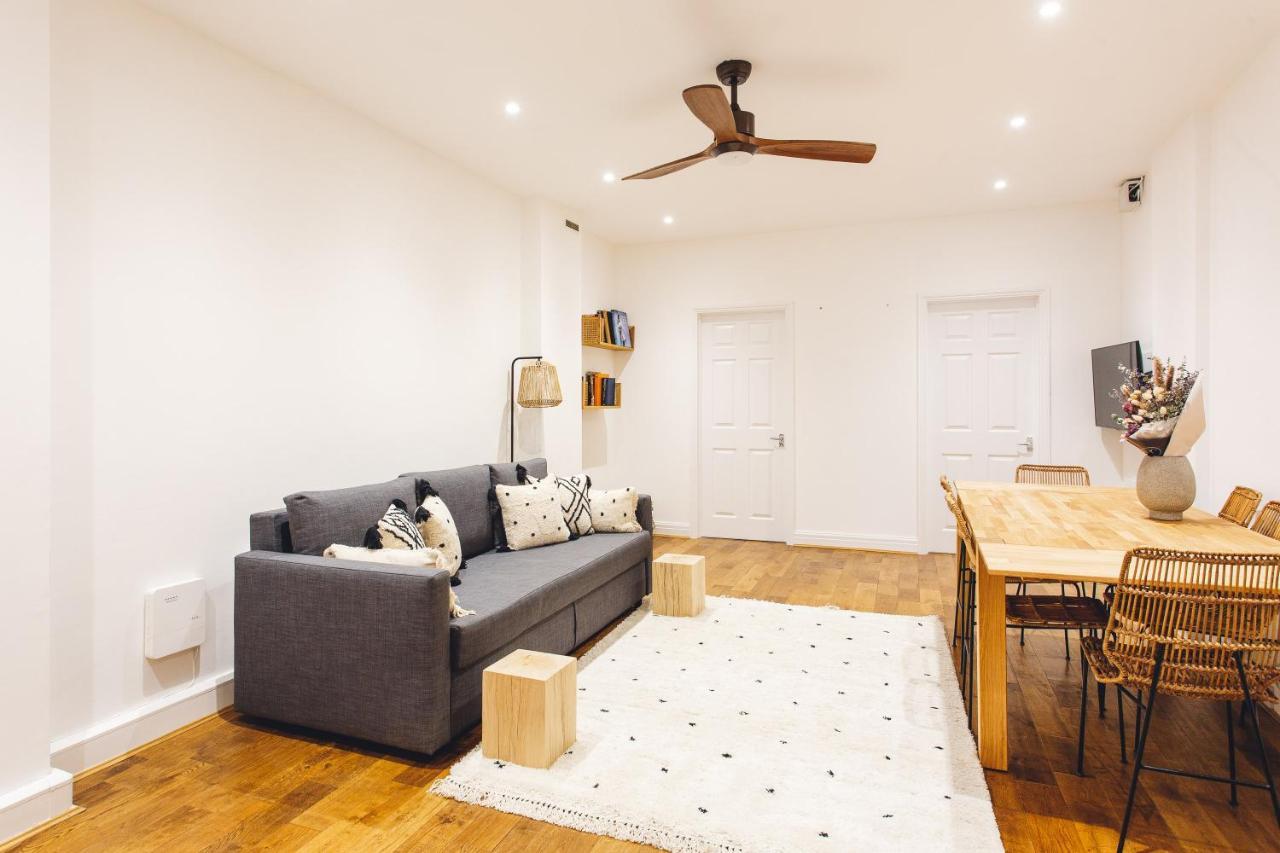 2 Bedroom Apartment Right on Trafalgar Square 2