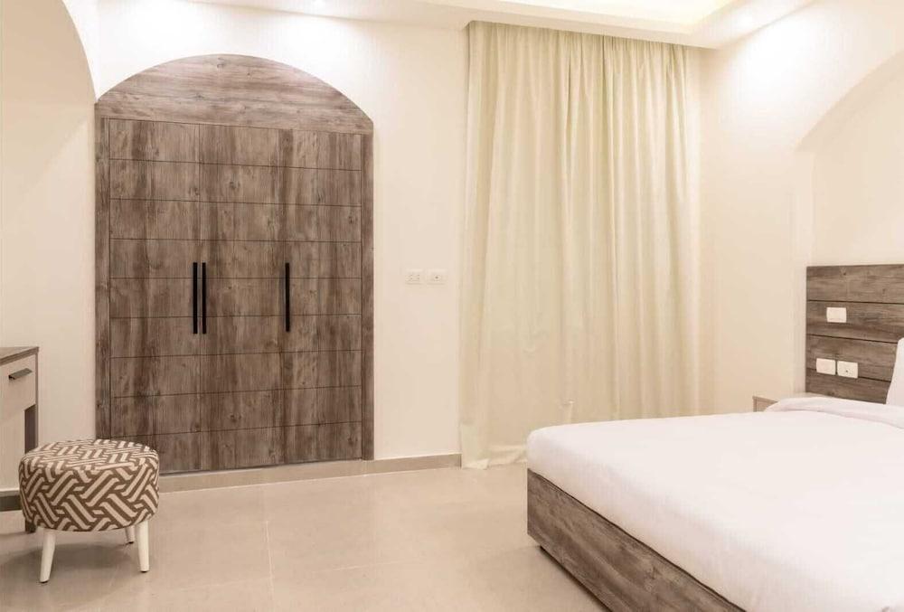 Boulevard Apartment Hotel 1