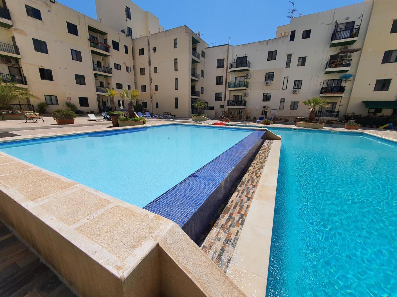 Pretty 2 Bedroom Apartment with Shared Pool 2