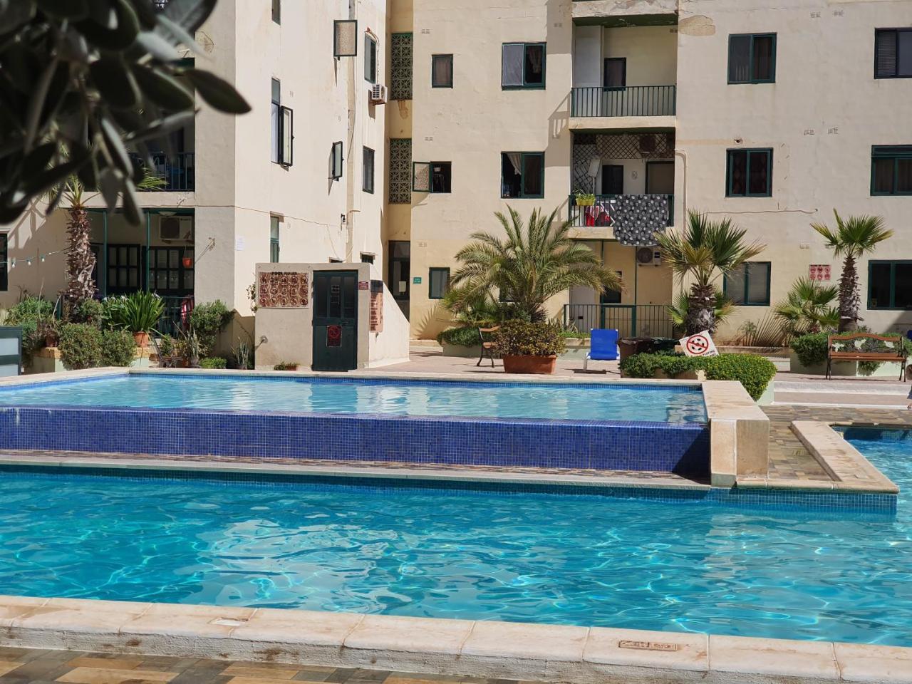 Pretty 2 Bedroom Apartment with Shared Pool 1