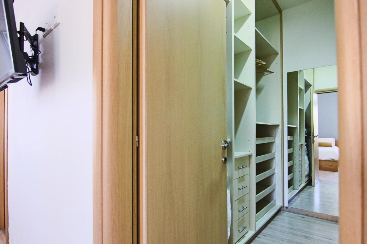 Phaedrus Living - City View Luxury Flat Harbour 03 2