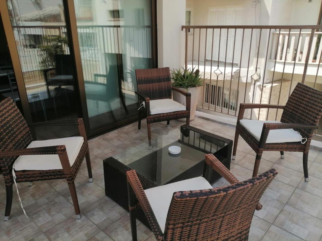 Extremely Comfy Apt with Spacious Private Terrace 10min Walk To the Beach & in Town
