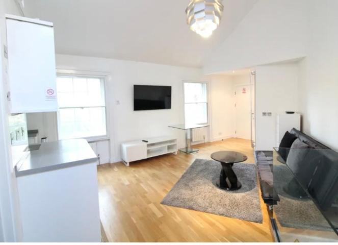 Beautiful 1 Bedroom Penthouse Flat 1