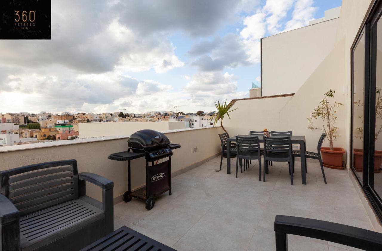 Penthouse with Bbq Kitchen Island & Massive Living Room by 360 Estates 1