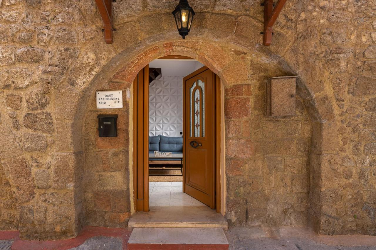 A Unique 3-4 Bedrooms House in Old Town 1