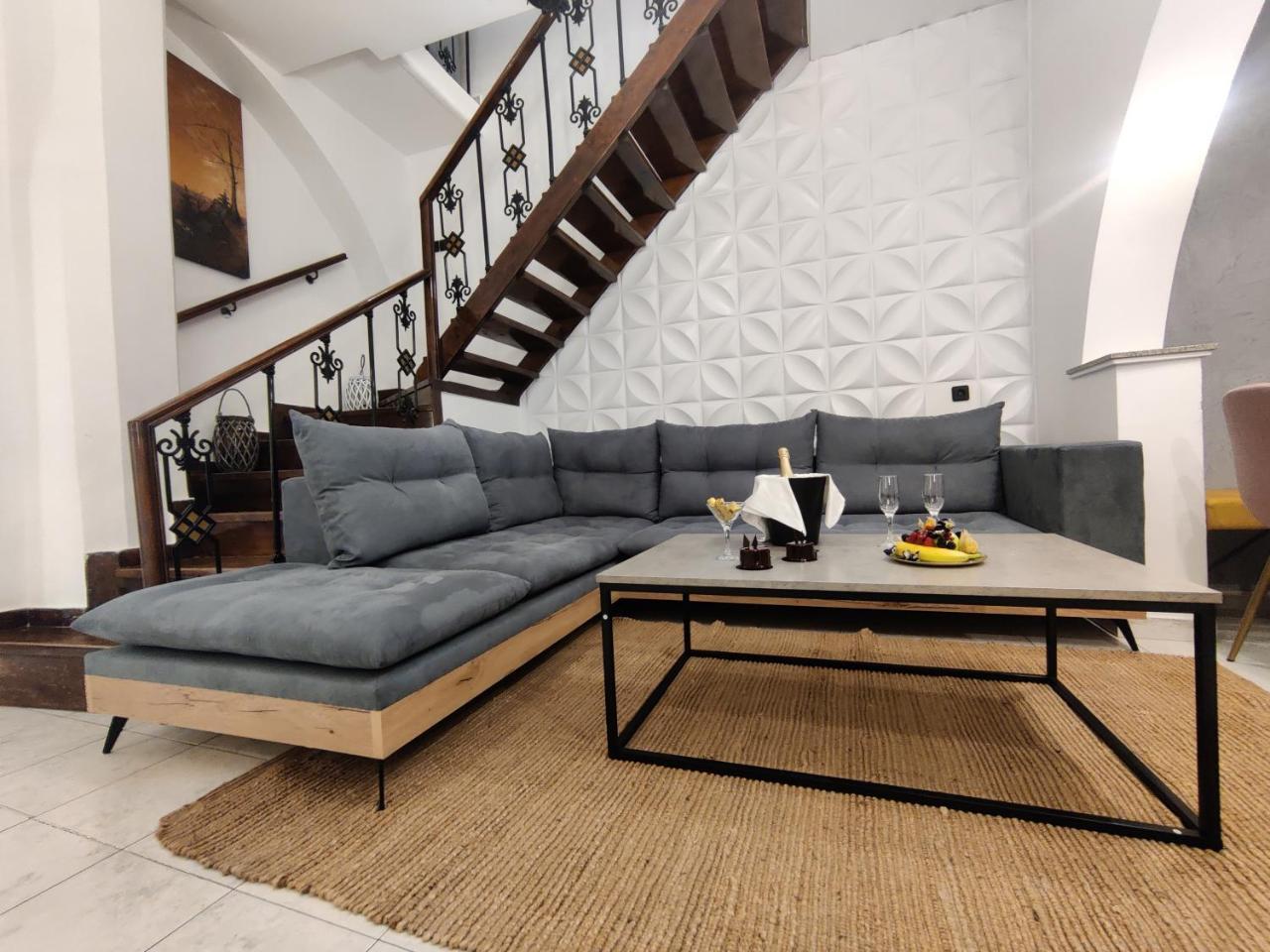 A Unique 3-4 Bedrooms House in Old Town 2