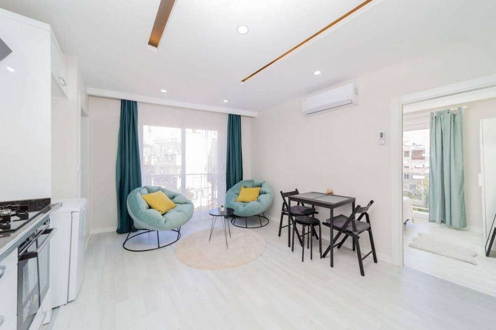 Charming Home with Balcony in Muratpasa 2