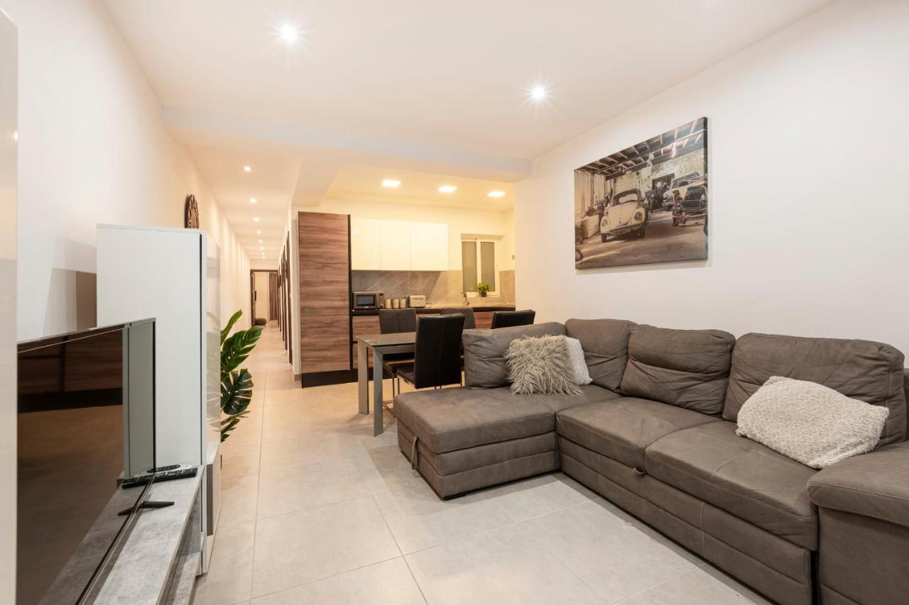 Golden Flat in San Pawl-Hosted by Sweetstay