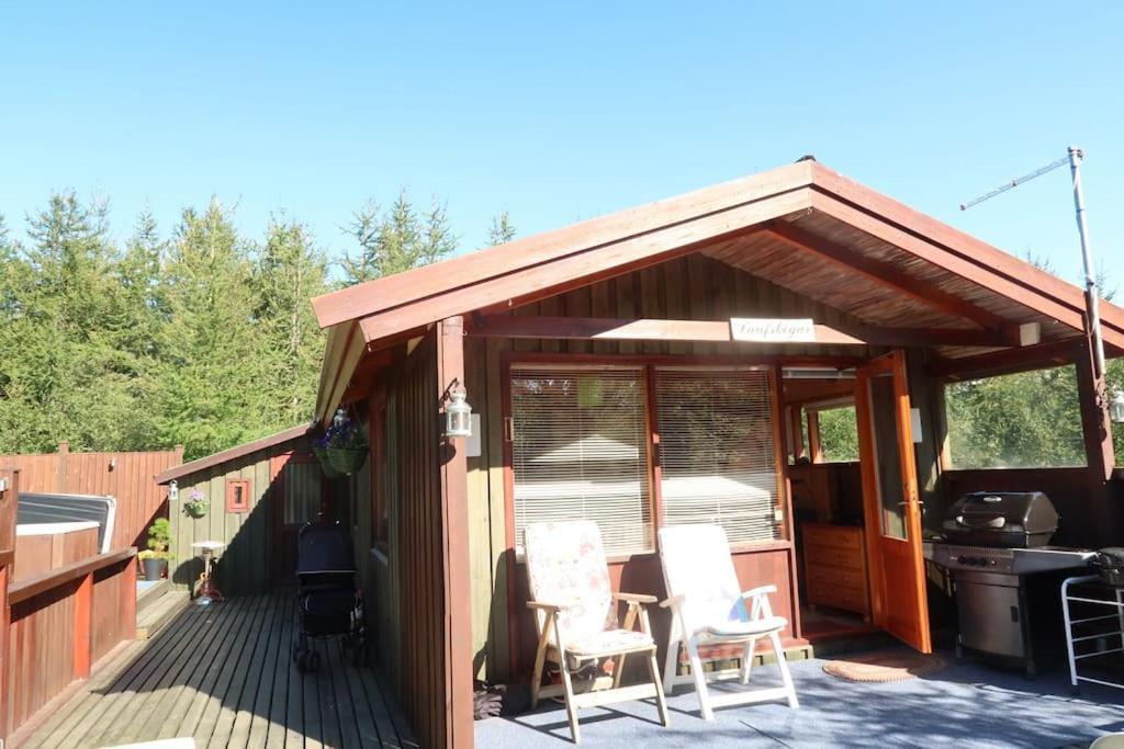 Cottage with Hot Tub in Beautiful Surroundings 2