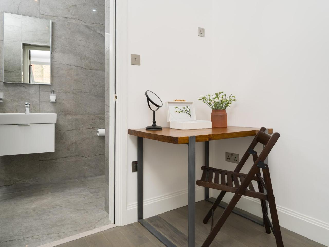 Oxford Street 2 Bedr, 3 Beds, 2,5 Bath, 2 Min Subway 2