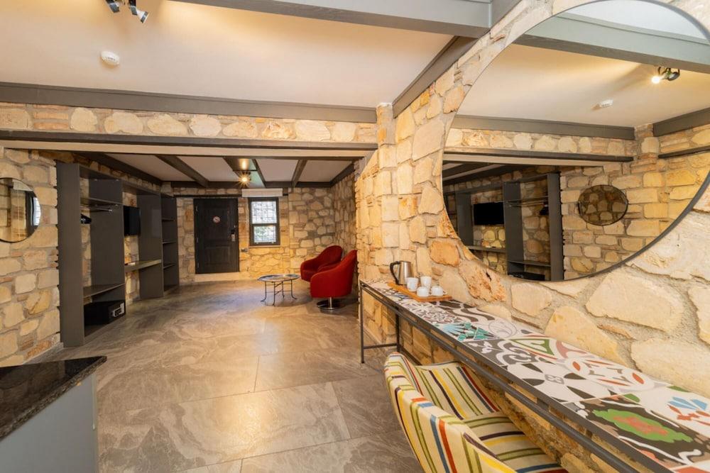 Charming Hotel Room Near Hadrian S Gate 2