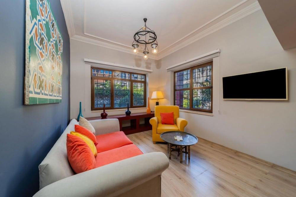 Fascinating Hotel Room Near Hadrian S Gate 2