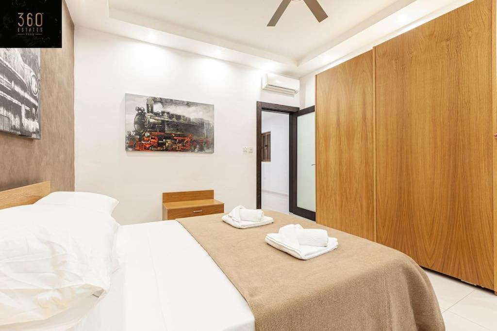 Seafront 4br Apt with Mesmerising Balcony & Views by 360 Estates 2