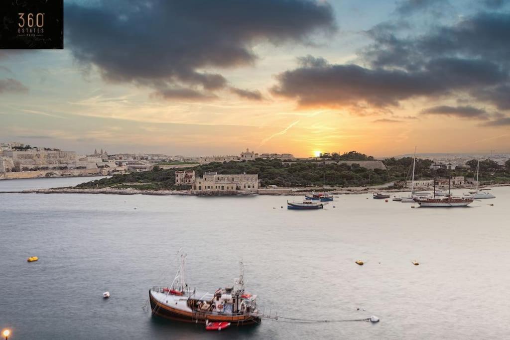 Seafront 4br Apt with Mesmerising Balcony & Views by 360 Estates 1