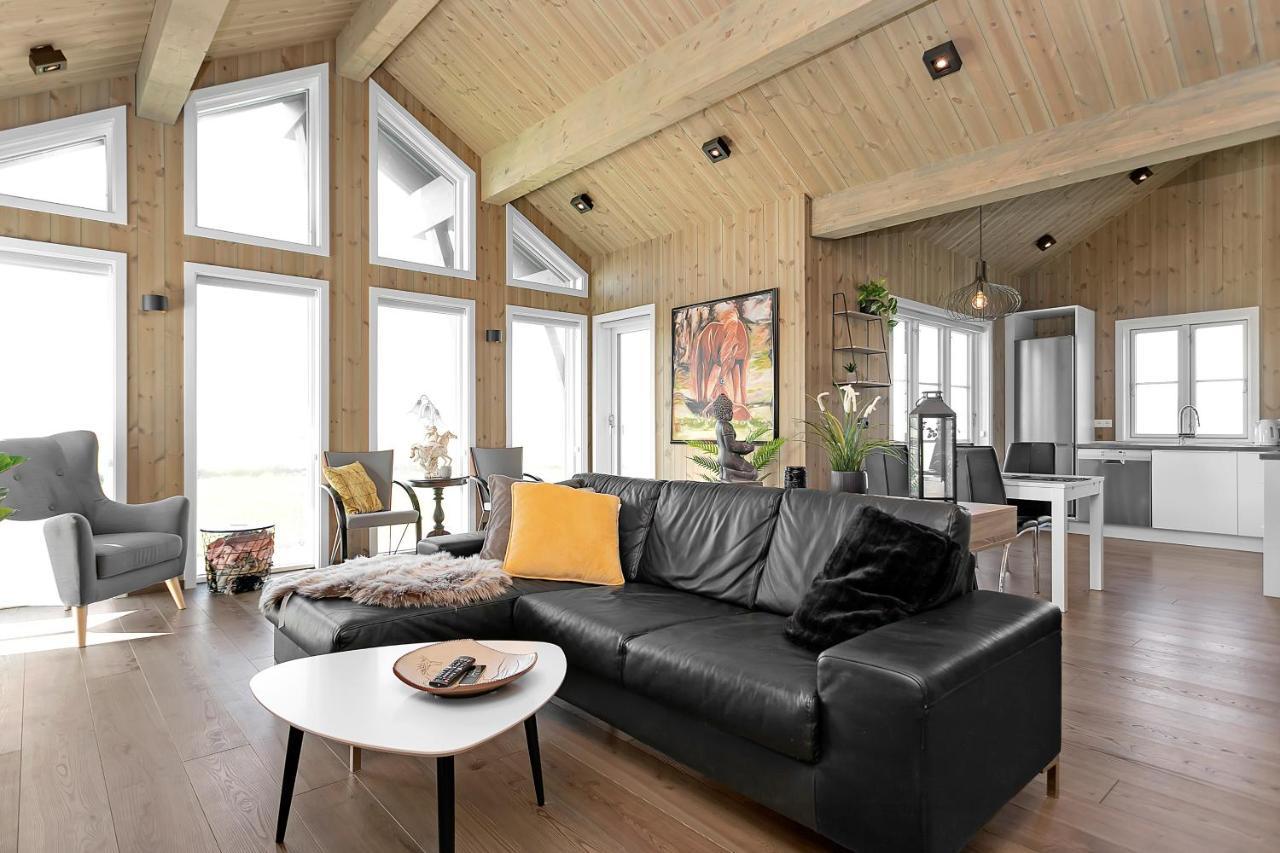 Luxury Country Cottage with 360° Mountain View 2