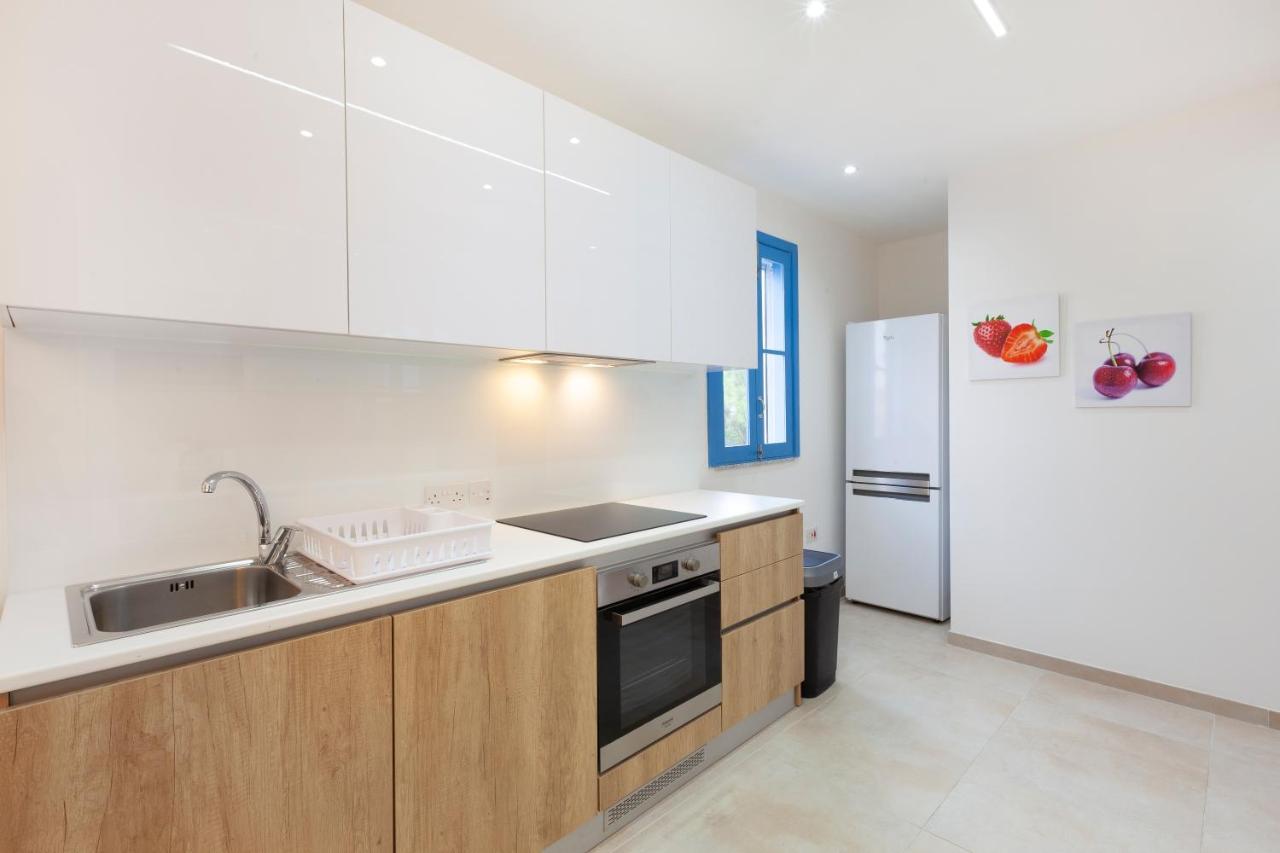 Fl56 - New 3storey House - Private Entrance & Roof 1