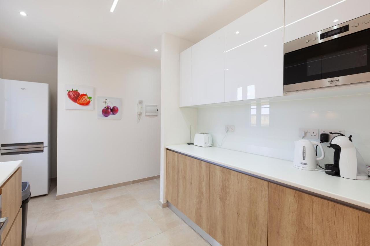 Fl56 - New 3storey House - Private Entrance & Roof 2