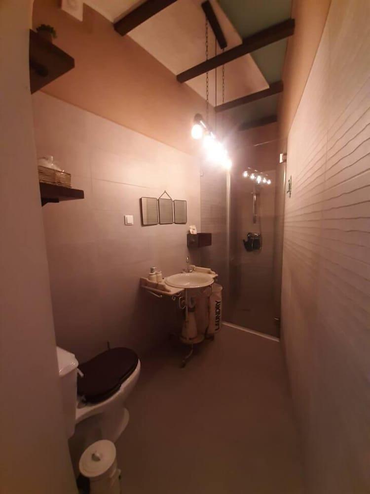 Stunning 2-Bed House in Beautiful Area of Lisboa 2