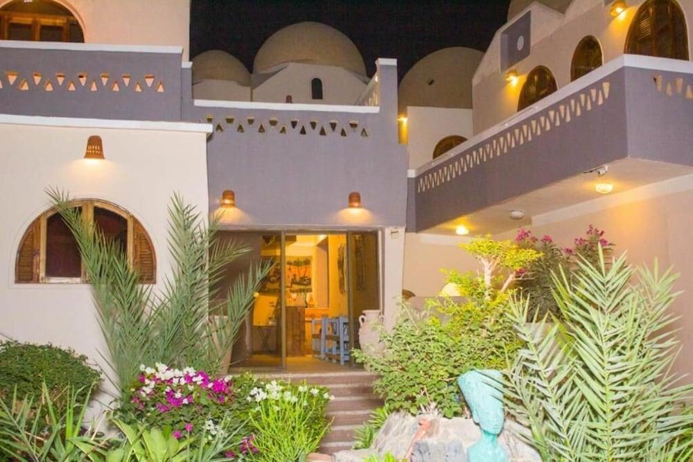 Desert Paradise Hotel 1