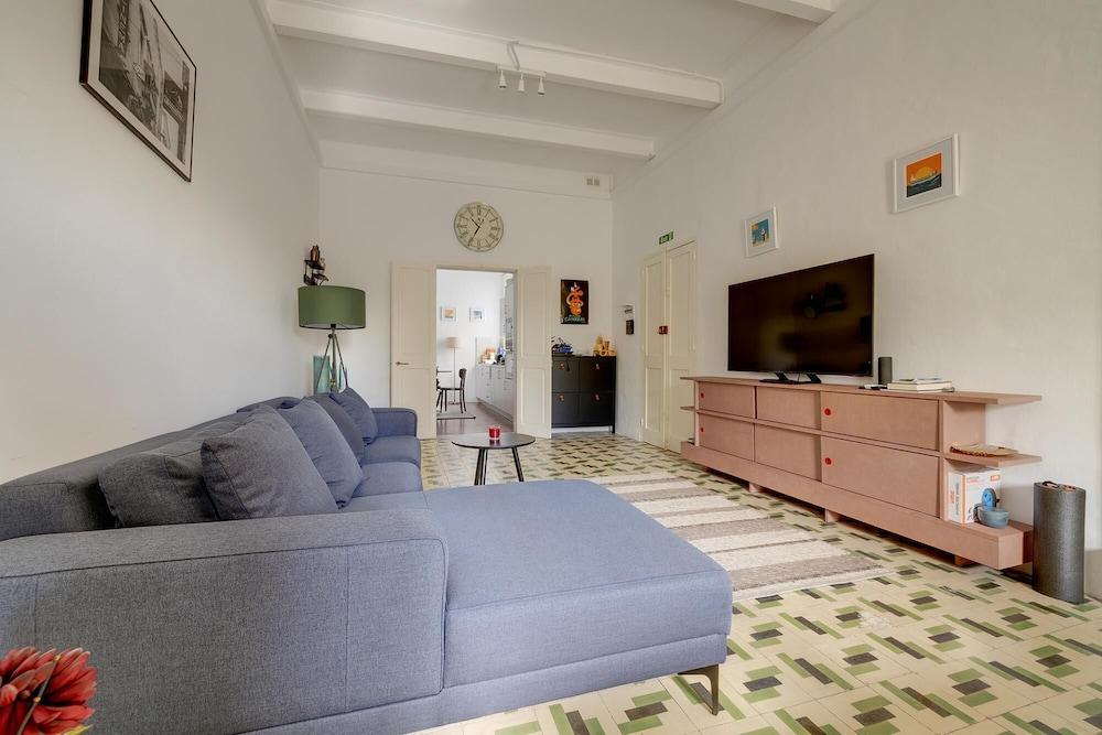 Stylish Apartment Steps From the Capital 1