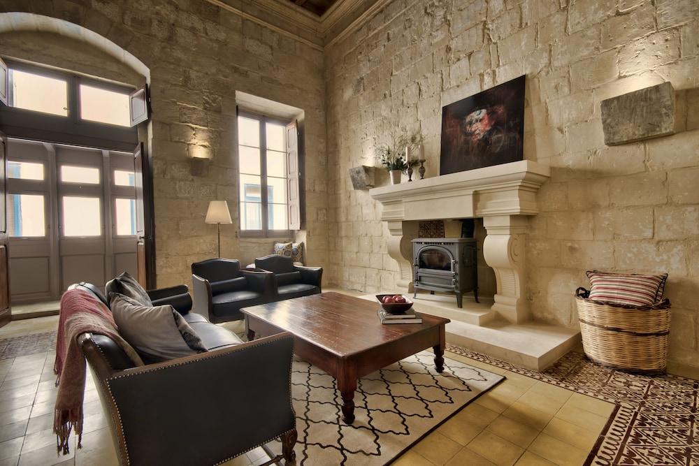 Rose of Rhodes Palazzo 1