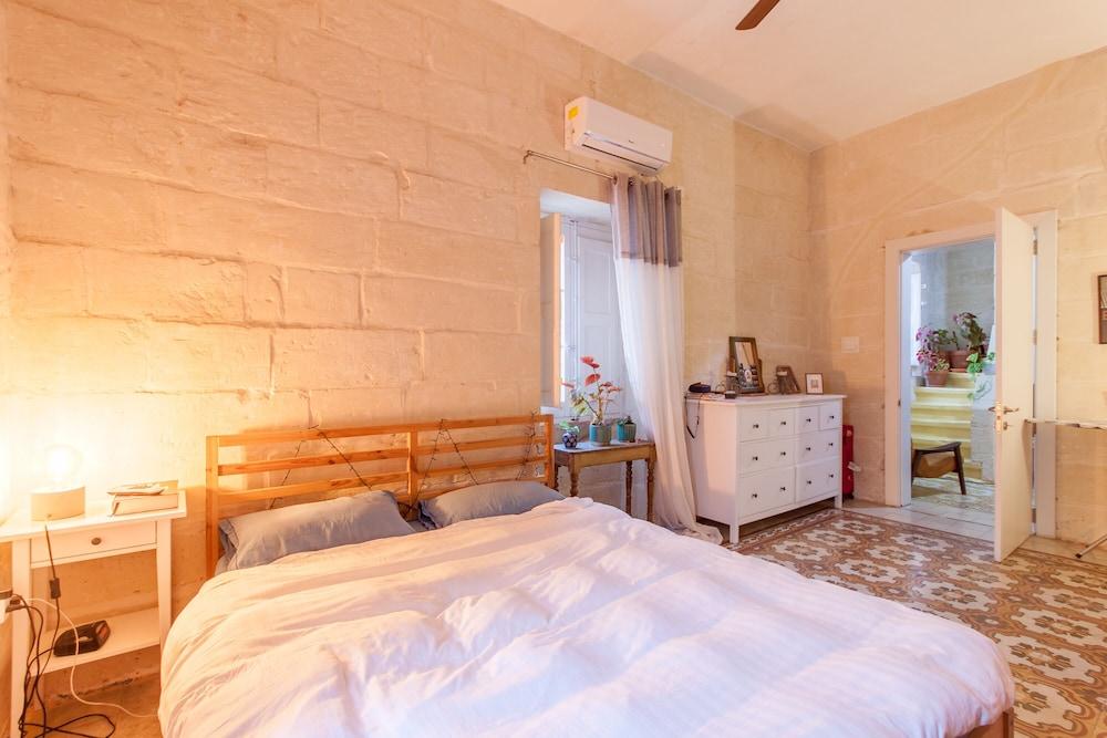 Senglea, Typical Seaview Townhouse 2