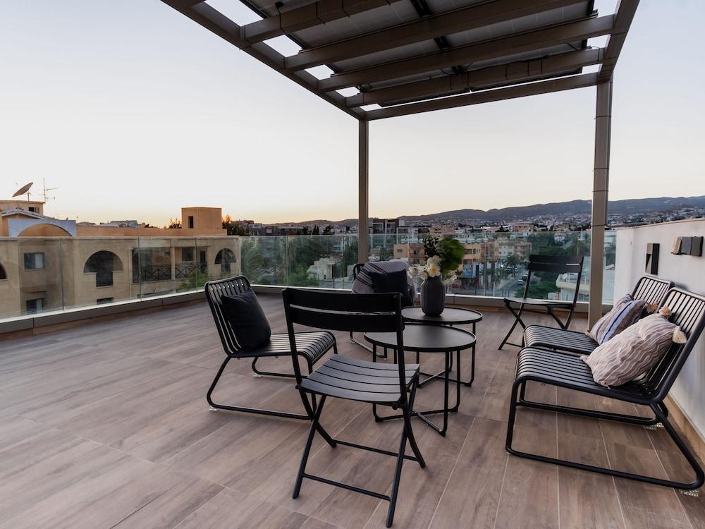 Sanders Crystal - Humble 1-Bdr Apt W Balcony 1