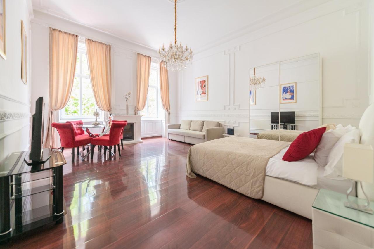 Music Academy Suite Cafe Vian Apartman Kft