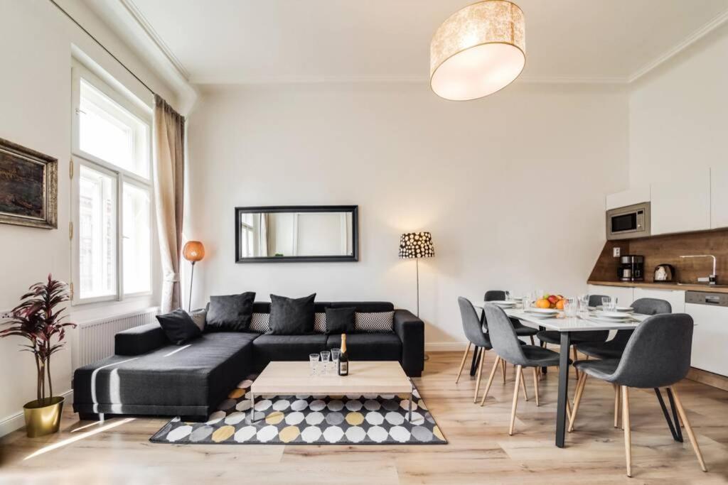 Charles Bridge - Luxe 3 Bedroom Apartment - Old Town