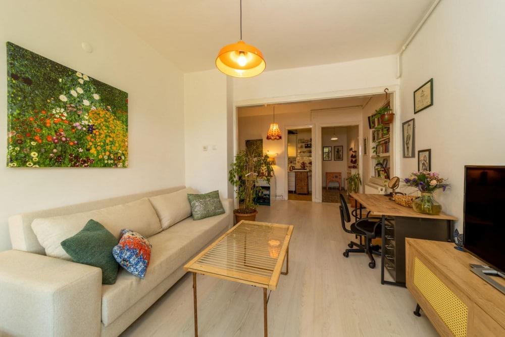 Charming Flat with Refreshing View in Kadikoy