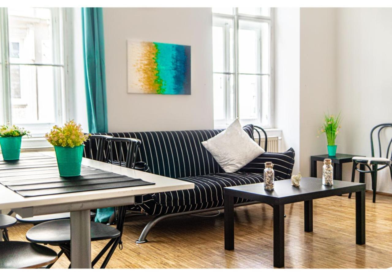 4 Charming Apts. Perfect for 19 Persons (6brs)