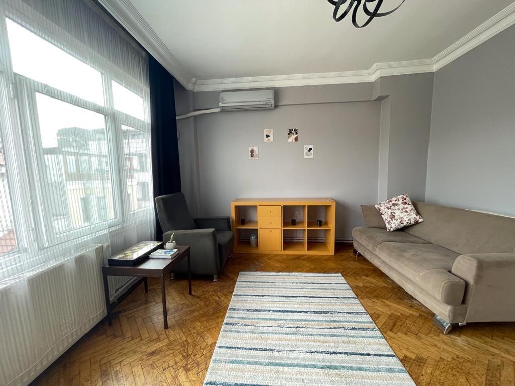 Kadıkoyde Denize Yakın Kullanıslı Ve Merkezi Daire