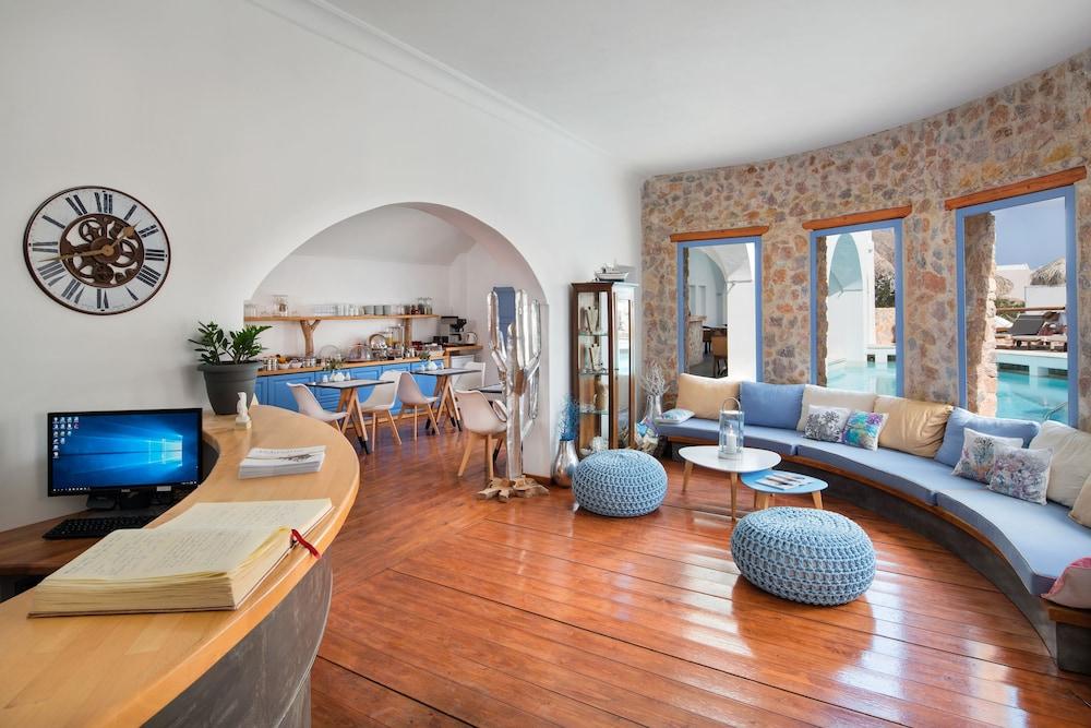 Meltemi Luxury Suites (Adults only) 2