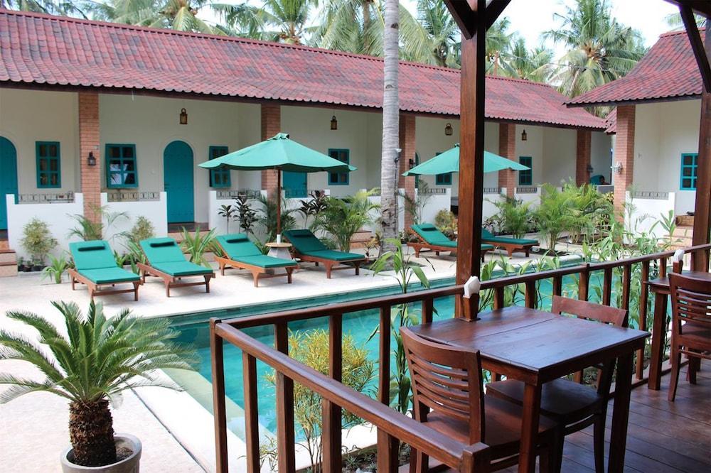 White Coconut Cottage