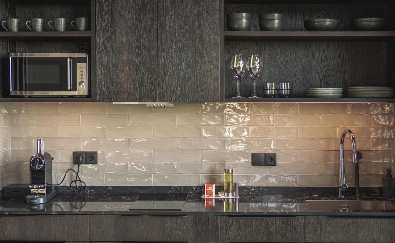 Black Beach Suites 2