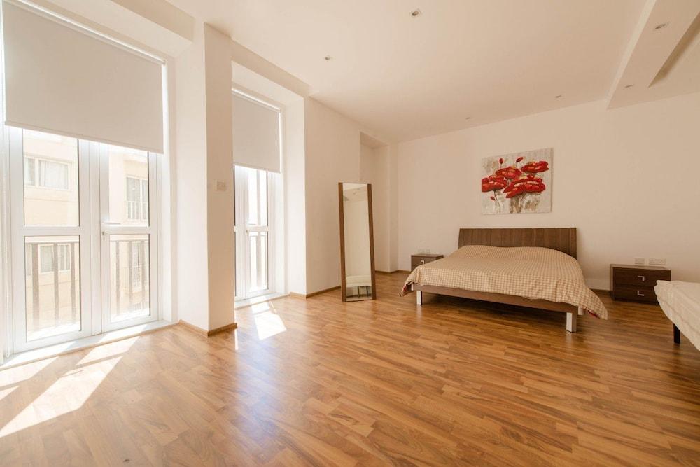 Charming Seafront Apartment, Perfect for Families 2